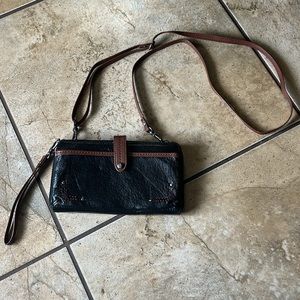 The Sak wallet comes with shoulder strap.